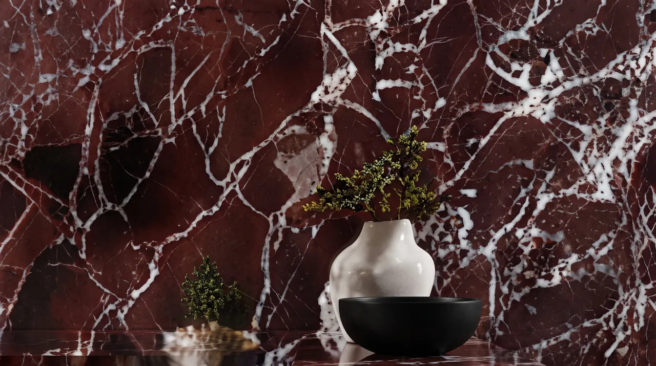 Vase blanc devant un mur en marbre rouge veiné de blanc