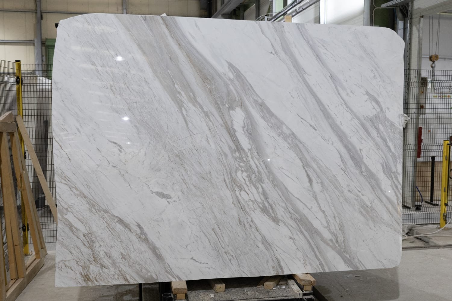 Dalle de marbre blanc aux veines grises
