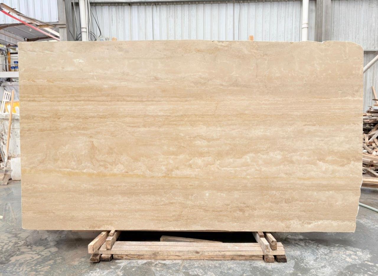 Dalle de travertin beige aux strates horizontales