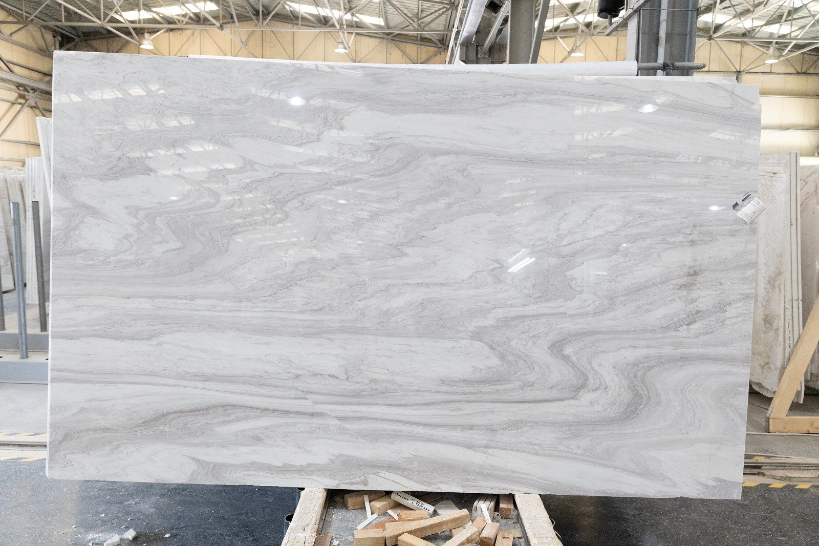 Dalle de marbre blanc aux ondulations grises